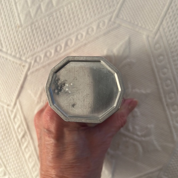 VINTAGE YARDLEY OF LONDON INVISIBLE TALC SILVER TIN SHAKER FILLED WITH TALC - Picture 3 of 3